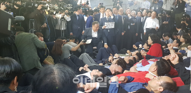 더불어민주당 소속 이상민 국회 사법개혁특위 위원장과 민주당 의원들이 26일 오후 국회 220호 앞에 드러누운 자유한국당 의원들에게 회의장 진입을 위해 비켜줄 것을 요구하고 있다. 한국당 의원은 공수처 및 검경수사권 조정 패스트트랙 지정을 막기 위해 시위를 벌였다. 사진=조용석 기자