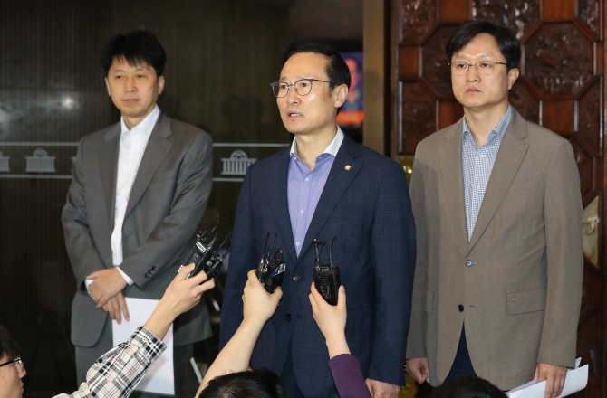 홍영표 더불어민주당 원내대표가 28일 오후 선거제·개혁법안 패스트트랙 지정을 위해 민주당 의원들이 비상대기 중인 국회 예결위회의장 앞에서 긴급기자회견을 하고 있다. (사진 = 연합뉴스)