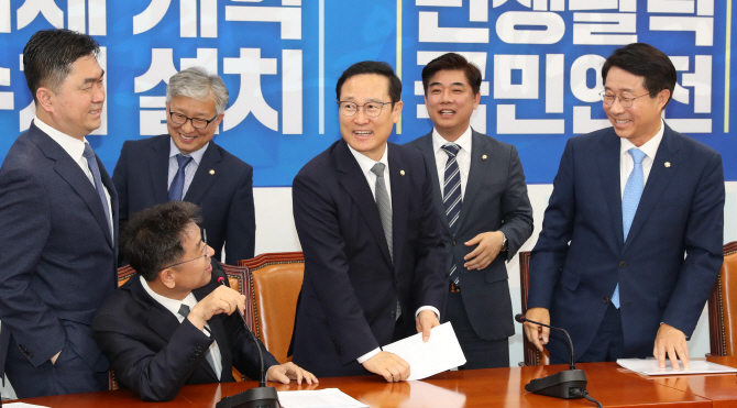 더불어민주당 홍영표 원내대표가 7일 국회에서 열린 마지막 원내대책회의를 마치고 원내대표단과 밝은 표정으로 이야기를 나누고 있다.(사진 = 연합뉴스)