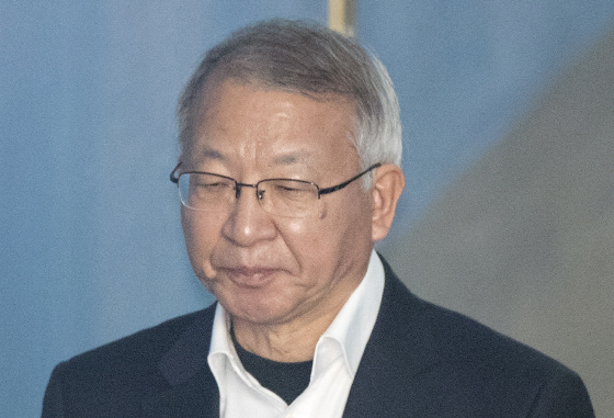 사법행정권 남용 혐의로 구속기소 된 양승태 전 대법원장이 보석(보증금 등 조건을 내건 석방) 여부를 가릴 심문기일에 참석하기 위해 지난 2월 26일 오후 서울중앙지법에 도착, 호송차에 내려 법정으로 향하고 있다. (사진=연합뉴스)