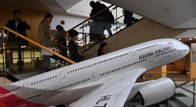 아시아나항공 정기 주주총회가 열린 3월 29일 오전 서울 강서구 오쇠동 아시아나항공 본사에서 주주들이 총회를 마치고 회의장을 나서고 있다. (사진=연합뉴스)