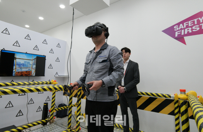 지난 10일 진행된 ‘삼성전자 DS부문 협력사 환경안전 아카데미’ 개관식에 참석한 협력사 직원이 VR(가상현실) 프로그램을 체험해보고 있다. (사진=삼성전자)