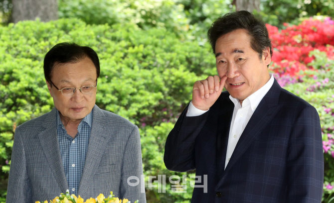 [이데일리 방인권 기자] 이낙연 국무총리(오른쪽)와 이해찬 더불어민주당 대표가 12일 서울 삼청동 총리공관에서 열린 고위 당정청 회의에 앞서 이야기를 나누고 있다.