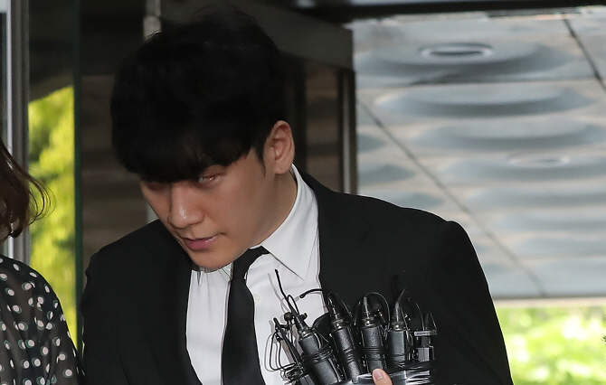 빅뱅 전 멤버 승리(본명 이승현)가 구속 전 피의자 심문(영장실질심사)을 받기 위해 14일 오전 서초구 서울중앙지법으로 들어서고 있다. (사진=연합뉴스)