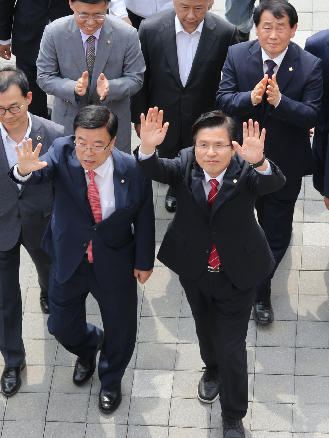 황교안 자유한국당 대표(오른쪽)가 13일 경북 유교문화회관 교육관에서 열린 안동지역 유림 단체와의 간담회에 입장하며 시민들에게 인사하고 있다 (사진=자유한국당/연합뉴스)