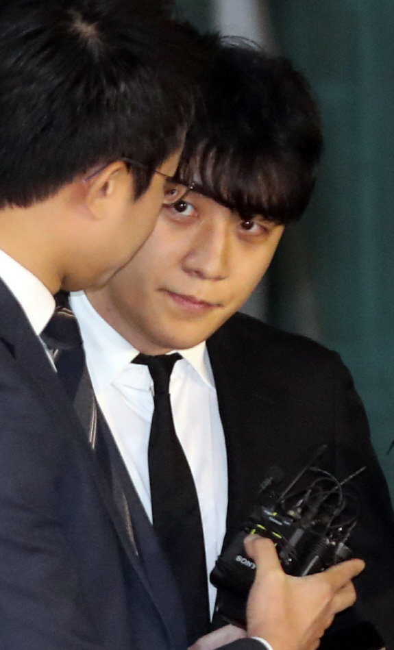 구속영장이 기각된 가수 승리가 14일 밤 서울 중랑경찰서를 나서고 있다 (사진=연합뉴스)