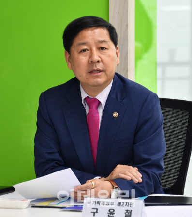 구윤철 기재부 2차관이 17일 경기 평택시의 중소기업 영업 현장에서 열린 ‘범정부 추경 TF 3차 회의’에서 모두발언을 하고 있다. 기재부 제공