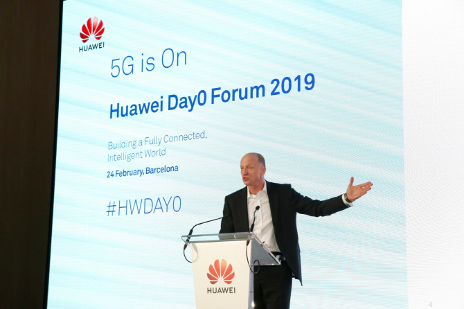 스위스 이동통신사 선라이즈의 올레프 스완티 최고경영자(CEO)가 MWC 2019 기간 중 열린 화웨이 행사에 참석해 5G 상용화 서비스 계획에 대해 설명하고 있다. 화웨이코리아 제공