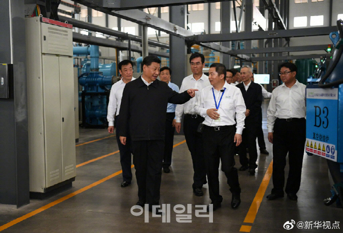 시진핑 중국 국가주석(가운데)이 20일 희토류 생산업체인 장시성 간저우 진리 영구자석과학기술유한공사를 시찰하고 있다.[신화통신 제공]