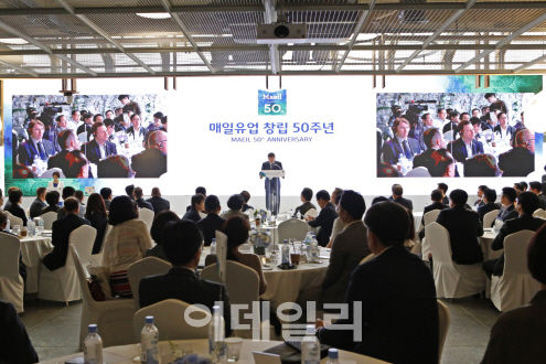 김정완 매일홀딩스 회장이 17일 전북 고창에 있는 상하농원 파머스빌리지에서 열린 ‘매일유업 창립 50주년 기념식’에서 기념사를 하고 있다.(사진=매일유업 제공)