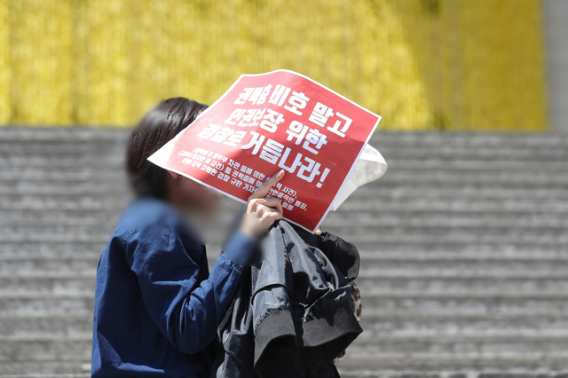 22일 서울 종로구 세종문화회관 앞에는 김학의와 윤중천으로부터 성폭행을 당했다고 주장하는 피해 여성들이 나와 증언을 했다. (사진=연합뉴스)