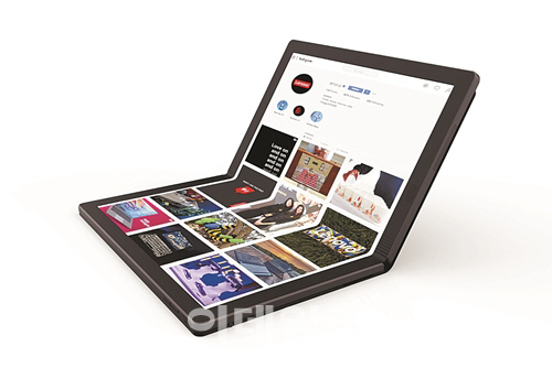 레노버가 최근 공개한 세계 최초 ‘폴더블 노트북’. LG디스플레이의 폴더블 OLED 디스플레이를 채용했다. (사진=레노버)