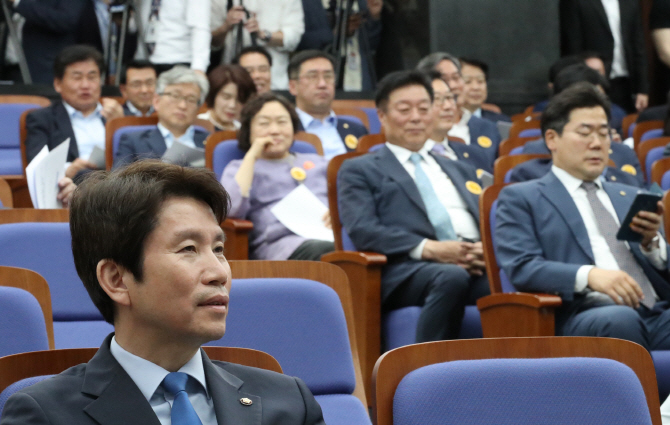 더불어민주당 이인영 원내대표가 22일 오후 국회에서 열린 의원총회에 참석해 있다.(사진 = 연합뉴스)