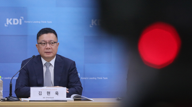 김현욱 한국개발연구원(KDI) 경제전망실장이 지난 21일 정부세종청사에서 ‘2019 상반기 경제전망’ 관련 사전 브리핑을 통해 “전반적인 경기가 부진한 모습”이라며 “충분히 확장적인 통화정책 기조가 필요하다”고 밝혔다.[뉴시스 제공]