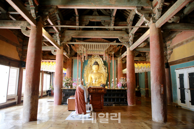 부석사 무량수전에 모셔져 있는 ‘소조여래좌상’