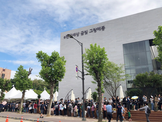 경기 성남시 중원구 금광1구역을 재개발하는 ‘e편한세상 금빛 그랑메종’ 모델하우스에 관람객이 입장을 기다리고 있다. 사진=대림산업