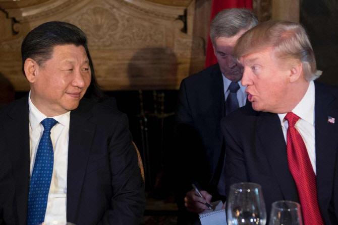 ▲도널드 트럼프 미국 대통령(오른쪽)과 시진핑 중국 국가주석. 사진=AFP