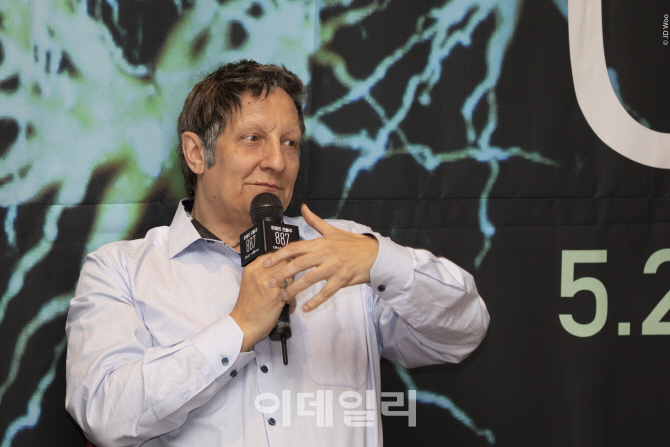 연극 ‘887’로 12년 만에 한국을 찾은 캐나다 연출가 로베르 르빠주가 27일 서울 중구 주한캐나다대사관에서 연 기자간담회에서 기자들 질문에 답하고 있다(사진=LG아트센터).