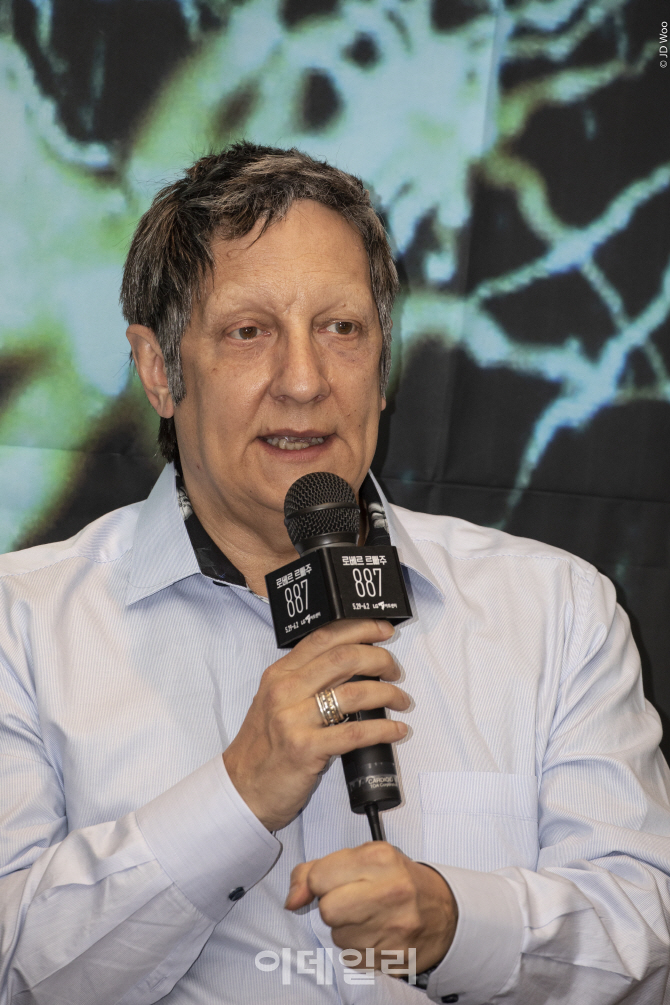 연극 ‘887’로 12년 만에 한국을 찾은 캐나다 연출가 로베르 르빠주가 27일 서울 중구 주한캐나다대사관에서 연 기자간담회에서 인사말을 하고 있다(사진=LG아트센터).