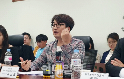 김성회 유튜브(G식백과) 크리에이터가 28일 오전 국회의원회관에서 한국게임산업협회 주최로 열린 ‘WHO의 게임이용장애 질병코드 도입에 따른 긴급토론회’에 참석해 주제발표를 하고 있다.