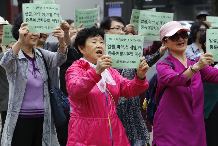 중독예방시민연대, 게임이용자보호시민단체협의회 등 시민단체 회원들이 27일 서울 청계광장 인근에서 집회를 열고 '알콜, 마약, 성, 게임 , 도박 중독예방치유법' 제정을 촉구하고 있다. (사진=뉴시스)