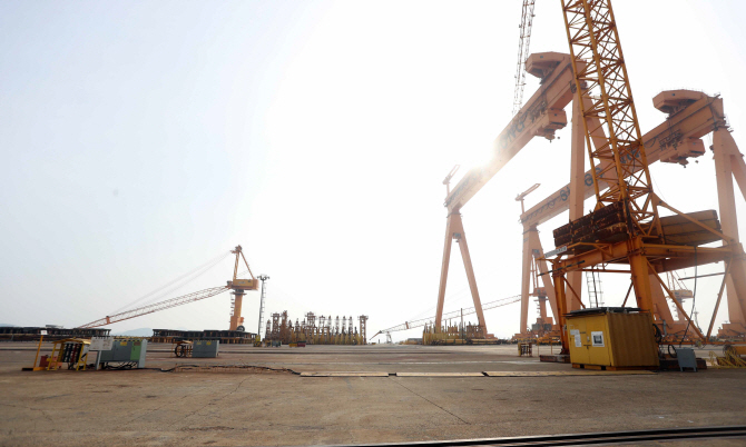경남 통영시 성동조선해양 작업장이 텅 비어 있다.(사진=연합뉴스)