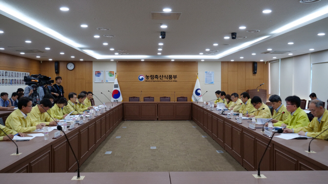 1일 오후 세종청사에서 오병석 농림축산식품부 식품산업정책실장 주재로 열린  아프리카돼지열병(ASF) 유입방지 관계부처·지방자치단체 합동점검회의 모습. 농식품부 제공