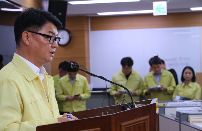 오순민 농림축산식품부 방역정책국장이 31일 세종시 정부세종청사 농림축산식품부에서 북한 압록강 인접 자강도 우시군 ‘북상협동농장’에서 발병한 아프리카돼지열병 상황과 국내 유입차단을 위한 접경지역 방역대책에 대해 설명하고 있다. 연합뉴스 제공