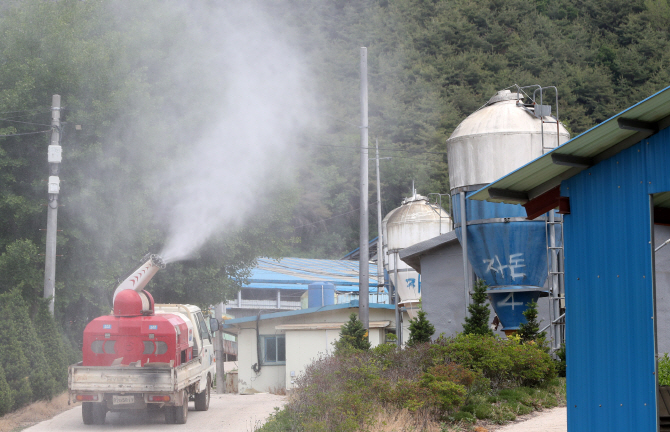 31일 오후 강원 접경지역인 양구군의 한 양돈 농가에서 방역 차량이 아프리카돼지열병(ASF) 차단을 위해 소독약품을 뿌리고 있다. 연합뉴스 제공