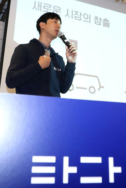 박재욱 VCNC 대표가 지난 2월 21일 서울 성수동 헤이그라운드에서 열린 미디어데이에서 타다 프리미엄 출시 계획을 밝히고 있다. (사진=뉴시스)