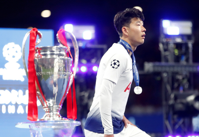 토트넘의 손흥민이 UEFA 챔피언스리그 결승전에서 리버풀에 0-2로 패한 뒤 눈시울이 붉어진 가운데 준우승 메달을 받고 있다. 사진=AFPBBNews