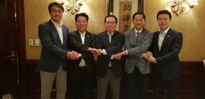 김상호 하남시장, 장덕천 부천시장, 조광한 남양주시장, 이재준 고양시장, 김종천 과천시장(왼쪽부터)이 손을 맞잡고 있다.(사진=남양주시)