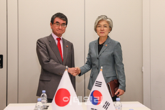 한일 외교장관은 프랑스 파리에서 22∼23일 열린 경제협력개발기구(OECD) 연례 각료이사회 참석을 계기로 양자회담을 가졌다. (사진=외교부)