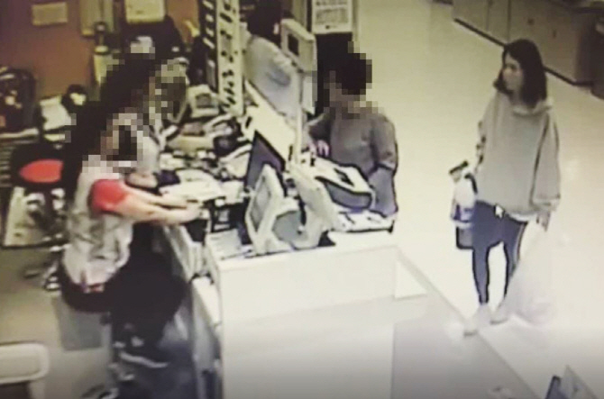 사용 안 한 범행도구 환불받는 고유정 (사진=연합뉴스)