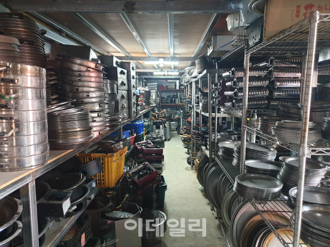 6일 안산의 한 폐업정리업체. 각종 업소용 물품들이 빈 자리 없이 가득차 있다.  (사진=김호준 기자)