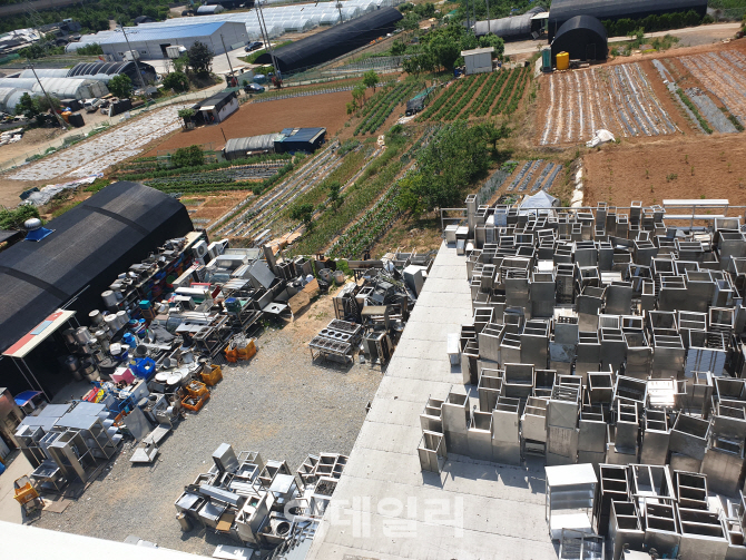 이 업체는 5층 건물을 포함해 하우스와 가건물을 지어 폐업 가게의 물품들을 보관하고 있다. (사진=김호준 기자)