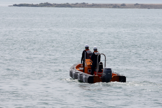지난 13일 완도해경이 고유정 유기 시신 추정 물체 수색하고 있다. (사진=연합뉴스)