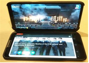 ▲상단화면은 영국 런던 웸블리 스타디움 공연 영상 시청 모습이고, 하단화면은 BTS공연 관련 인터넷 기사 검색이다. 과기정통부 제공