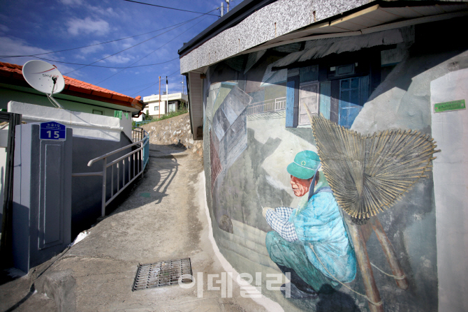 오징어를 지게 나르던 시절의 모습이 담긴 벽화