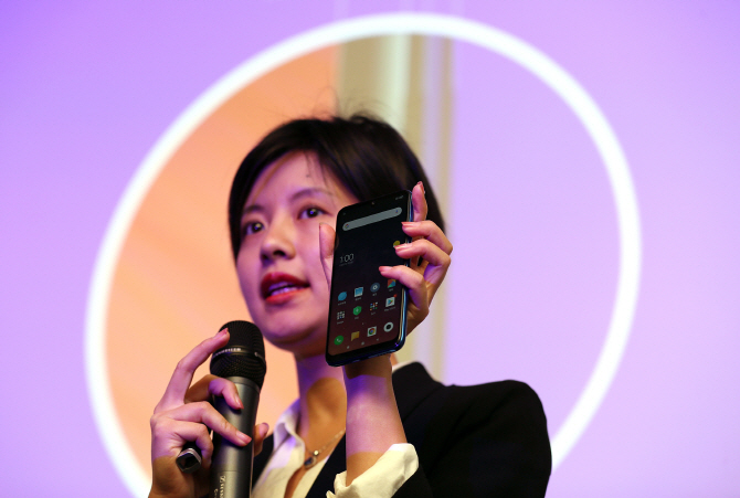 지난 4월 10일 오전 서울 강남구 한 북카페에서 열린 중국 샤오미의 홍미노트7 출시 기자간담회에서 버지니아 쉬 샤오미 PR 매니저가 제품을 소개하고 있다. 사진=연합뉴스