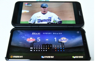 ▲양국 정상이 참석한 가운데 열린 ‘5G 시연행사’(6.14, 스웨덴 시스타)에서 5G단말기(LG V50 ThinQ)로 제공되는 BTS(방탄소년단) 웸블리 스타디움 공연(‘19.6.2) 및 프로야구 5G 중계 동영상의 다양한 시청방법이 설명되기도 했다. 과기정통부 제공