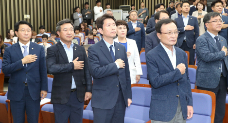 이해찬 더불어민주당 대표(앞줄 오른쪽)와 이인영 원내대표(가운데) 등 의원들이 17일 오후 국회에서 열린 의원총회에서 국기에 경례하고 있다.(사진 = 연합뉴스)