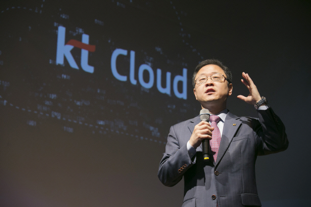 신수정 KT IT기획실 부사장이 18일 서울 광화문 KT스퀘어에서 열린 KT클라우드 간담회 발표에 앞서 인사말을 하고 있다. (사진=KT)