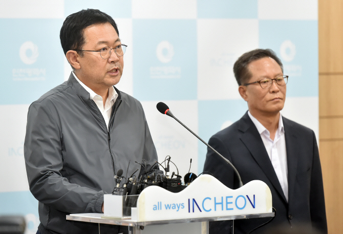 박남춘(왼쪽) 인천시장이 18일 시청 브리핑룸에서 기자회견을 하고 있다. (사진 = 인천시 제공)