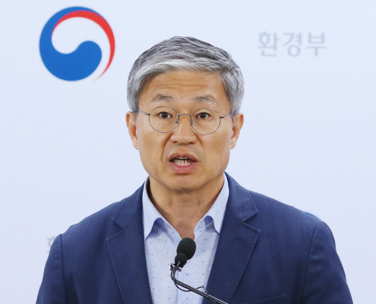 김영훈 환경부 물통합정책국장이 18일 정부세종청사에서 인천 ‘붉은 수돗물’ 사태는 무리한 역방향 수계전환이 직접적 원인이라고 밝히고 있다. (사진=연합뉴스)