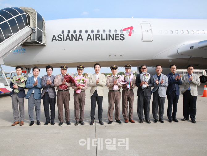 아시아나항공이 19일 오후 인천국제공항에서 한창수 사장(왼쪽 여섯째)을 비롯한 임직원들이 참석한 가운데 안전과 번영을 기념하는 A350 9호기 도입식 행사를 진행하고 있다.(사진=아시아나항공)