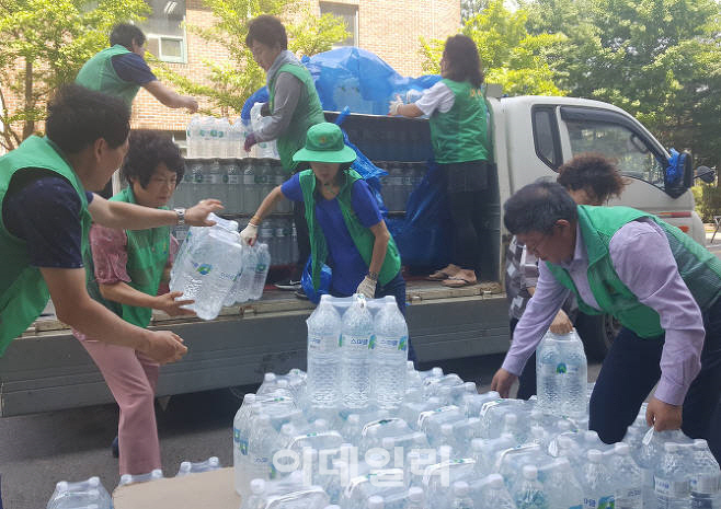 자원봉사자들이 인천 수돗물 피해 지역에서 생수를 옮기고 있다. (사진 = 인천시 제공)