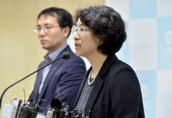 정현미(오른쪽) 환경부 수돗물 안심지원단장이 24일 인천시청 브리핑룸에서 서구와 중구 영종지역의 수돗물 수질검사 결과를 설명하고 있다. (사진 = 인천시 제공)