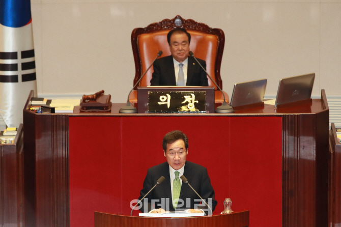 [이데일리 노진환 기자] 이낙연 국무총리가 24일 오후 서울 여의도 국회에서 열린 제369회 국회(임시회) 제1차 본회의에서 추경안 시정연설을 하고 있다.