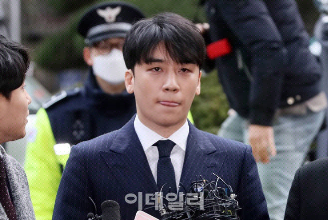 해외 투자자에게 성접대 의혹 등을 받고 있는 가수 승리가 서울 종로구 서울지방경찰청 광역수사대에 피의자 신분으로 출석하고 있다.(사진=신태현 기자)